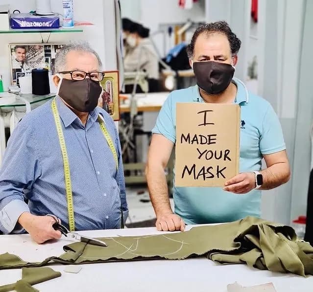 Toni und sein Sohn in der Änderungsschneiderei, in der Werkstatt zwischen Maßband und Stoff.